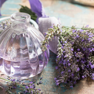 Lavendel Parfums: Lavendelblüten mit Duftflakon