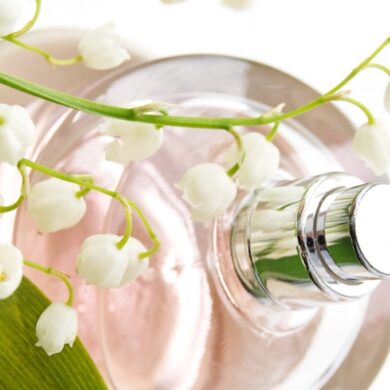 Maiglöckchen Parfum: Flakon auf Maiglöckchenblüten