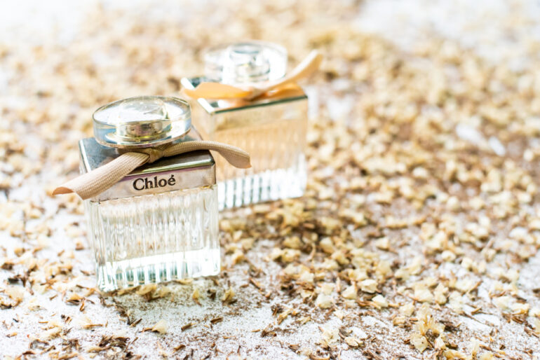 Chloé Parfum: Zwei Chloé Parfums auf kleinen feinen Blüten