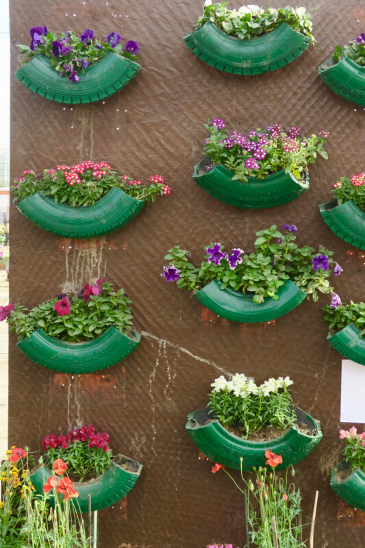 Vertical Gardening mit Blumenkästen an der Wand