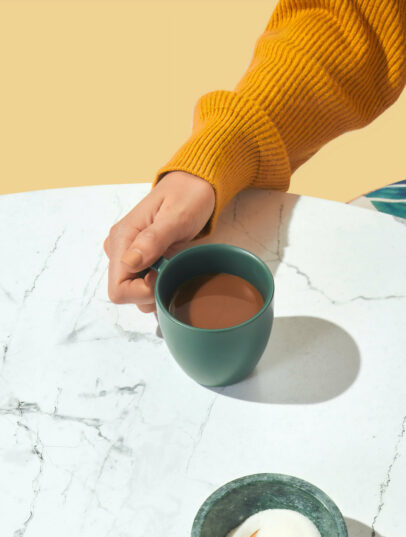 Marmor Reinigung: Kaffeetasse auf Marmortisch