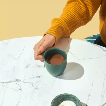 Marmor Reinigung: Kaffeetasse auf Marmortisch