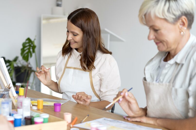 Malen nach Zahlen & Diamond Painting: Frauen im Malkurs