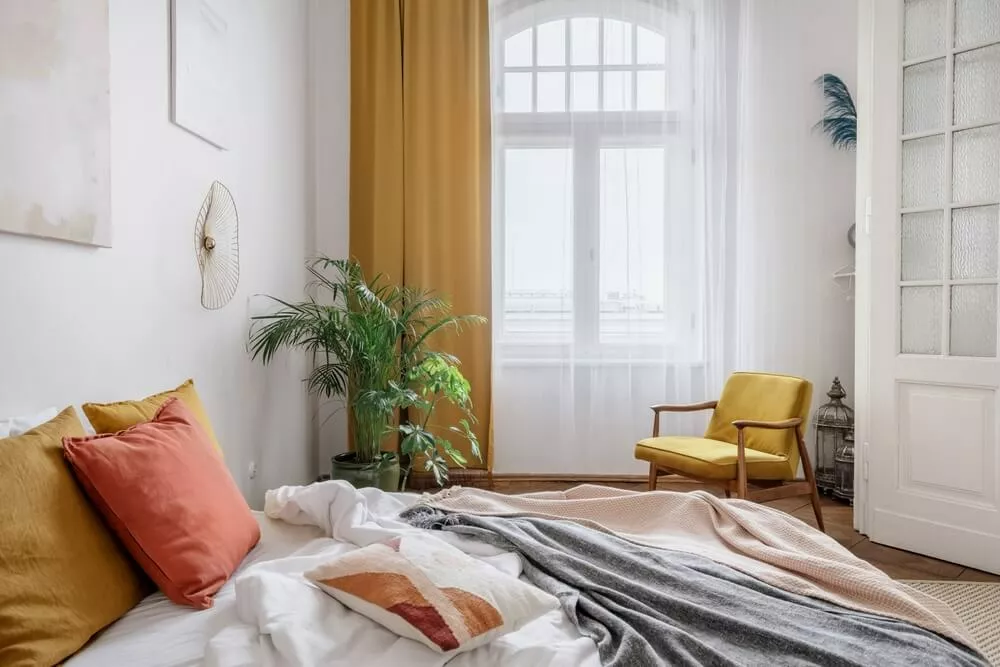 Vorhang Ideen senfgelbe Vorhänge im modernen Schlafzimmer