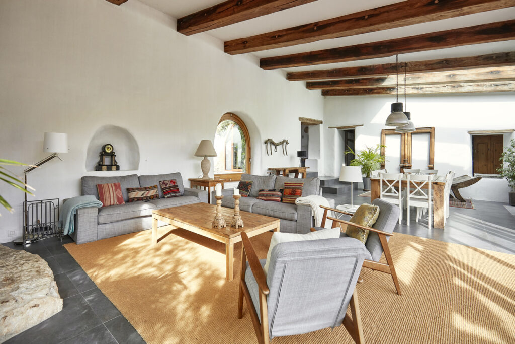 Spanisches Wohnzimmer mit Holzbalken