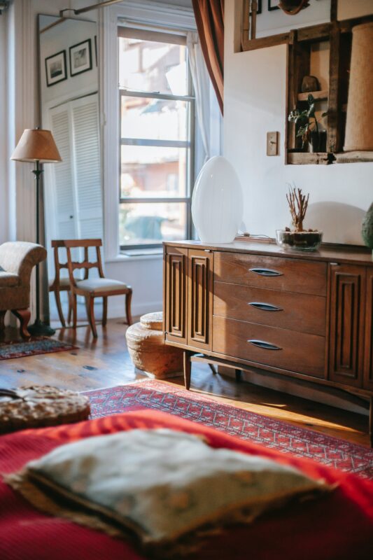 Kolonialstil: Wohnzimmer mit Vintage-Sideboard 
