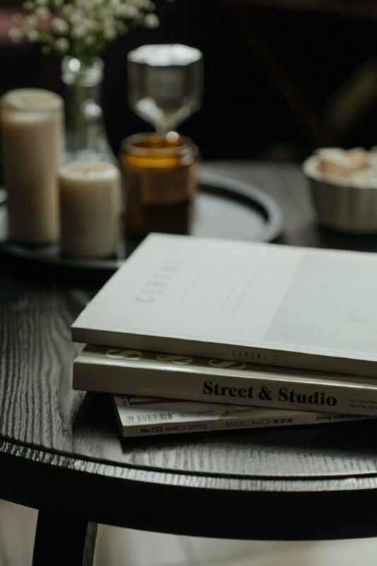 Weiße Coffee Table Books: Bücher auf dem Couchtisch
