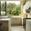 Quarzstein in der Küche: Moderne helle Küche