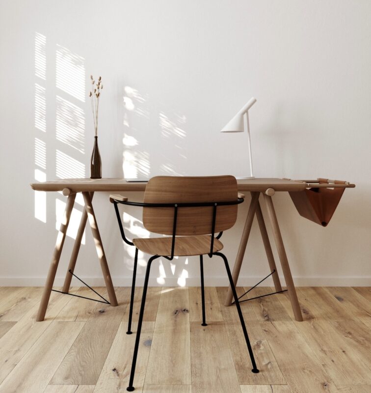 Büro Deko: Holztisch mit weißer Lampe