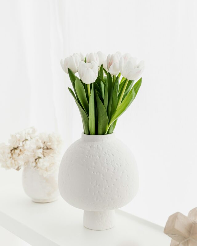 Tulpen in weißer Vase