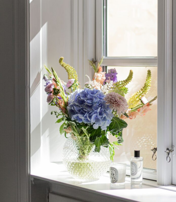 Kunstblumen wie echt: Bunter Strauß auf Fensterbank