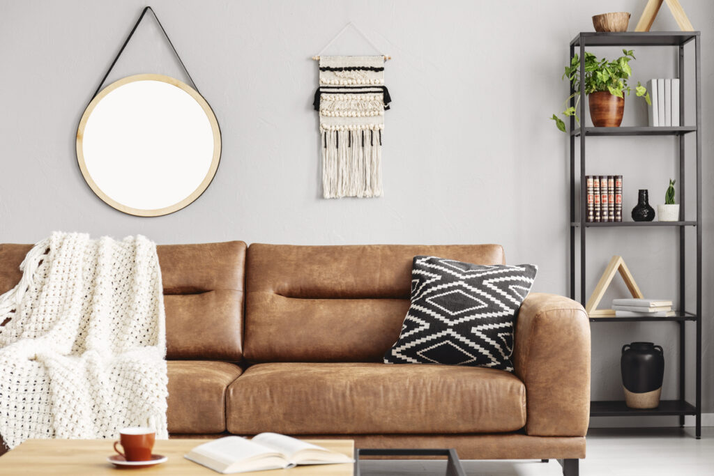 Welche Wandfarbe passt zur braunen Couch: Neutrales Perlgrau
