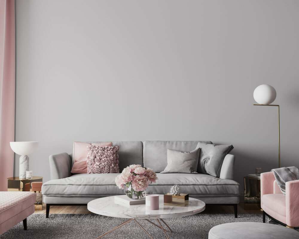 Graues Sofa mit Kissen dekorieren: Rosafarbene Kissen