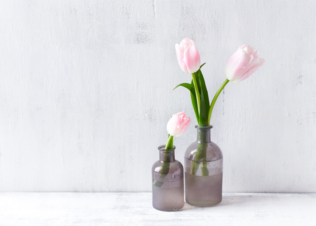 Tulpen verteilt auf kleine Vasen