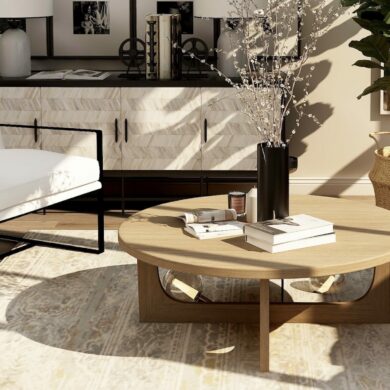 Couchtisch modern dekorieren: Couchtisch mit Dekoration im modernen Wohnzimmer