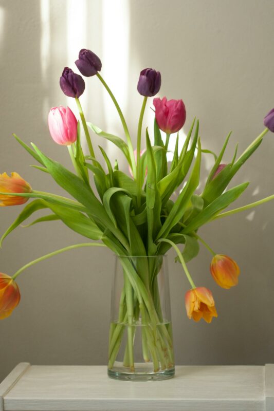 Große Glasvase voll mit Tulpen