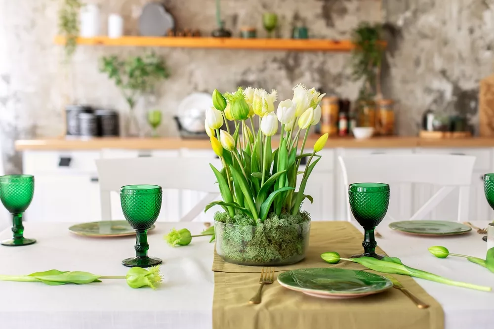 deko mit tulpen: Tulpen mit Moos auf dem Tisch