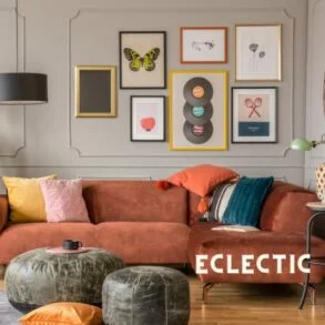 Eklektische Einrichtung: Wohnzimmer mit Terracotta Couch und buntem Dekor