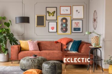 Eklektische Einrichtung: Wohnzimmer mit Terracotta Couch und buntem Dekor