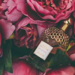 Wie hält Parfum den ganzen Tag? Parfum auf Rosenblättern