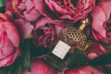 Wie hält Parfum den ganzen Tag? Parfum auf Rosenblättern