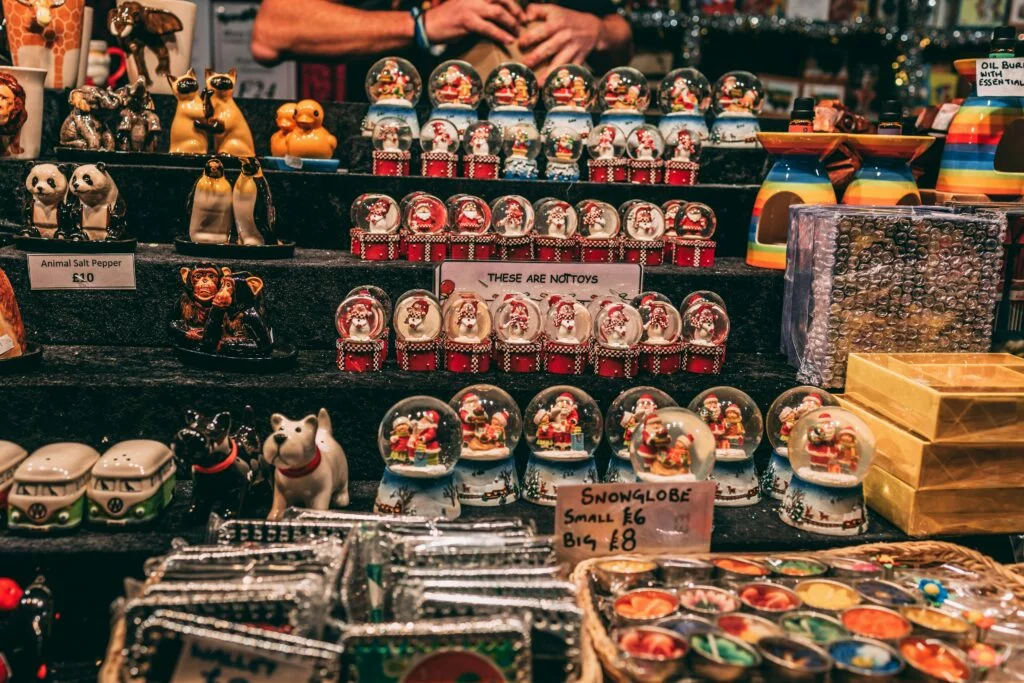 Weihnachtsmarkt-Ideen für den Verkauf: Schneekugeln